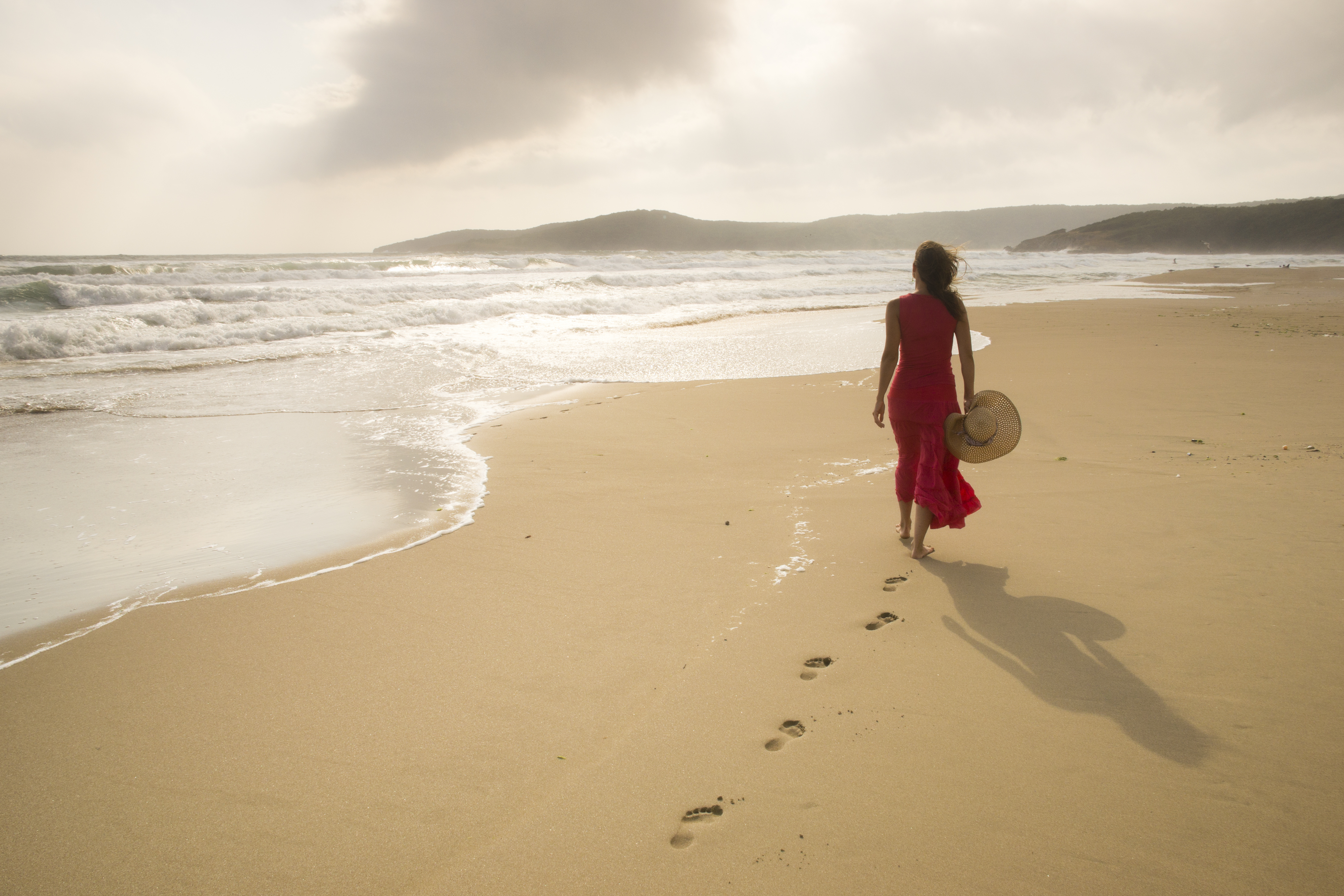Beach walk. Девушка идет по берегу. Девушка идет по пляжу. Девушка идет по берегу моря. Человек идет по пляжу.